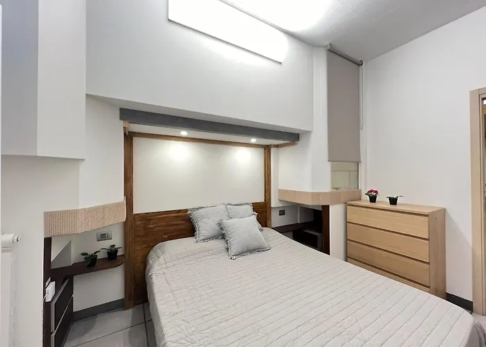 "R&P ", Short Term Stay, Elegant Design, Bisceglie Metro Station, Easy For San Siro And Fiera Milano, Free Parking